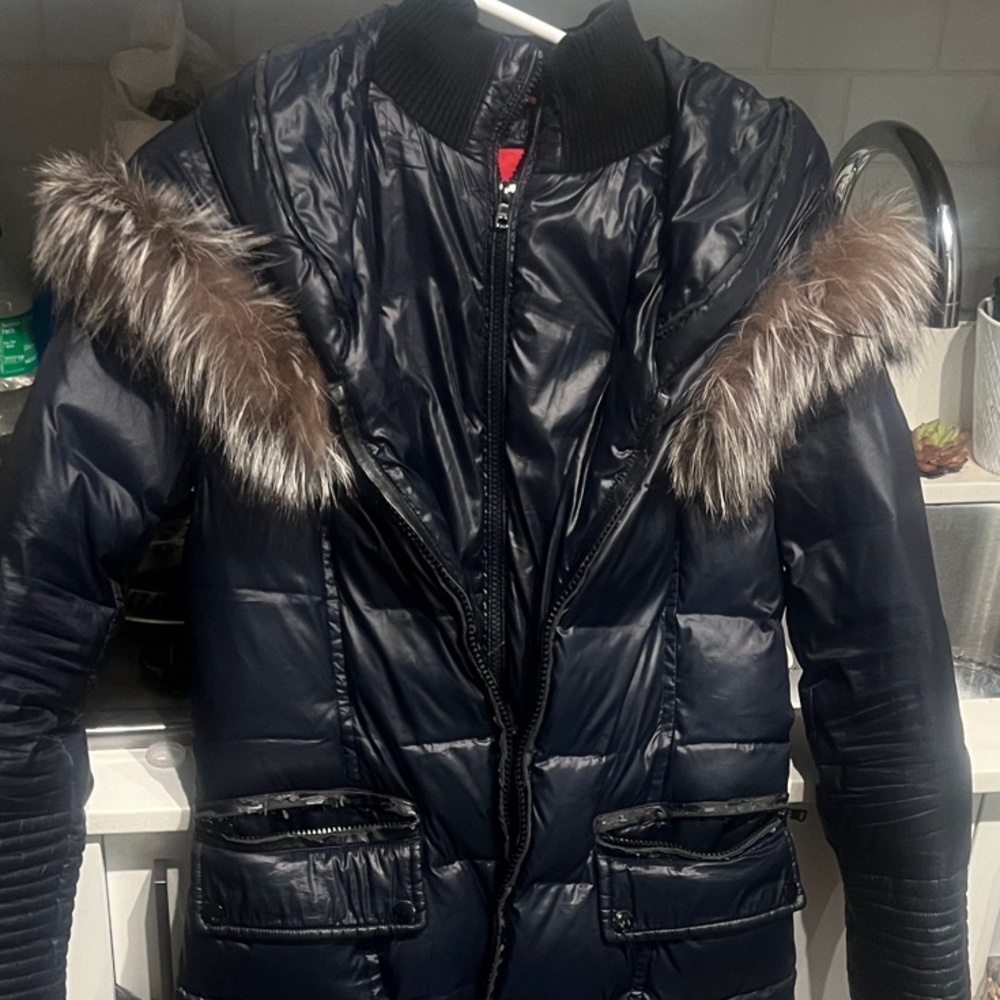 Elegant Black Puffer Jacket with Faux Fur Trim